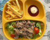 Hình bước làm 7 của món Món cho bé: Salad trộn thịt bò và Khoai tây chiên lắc phô mai