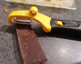 Une image de l'étape 4 de Carpaccio de poire aux éclats de noisettes et chocolat.