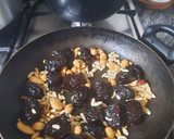 Foto del paso 10 de la receta: Pollo de corral con setas y ciruelas