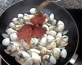 Foto del paso 4 de la receta: Almejas con piñones y salsa de tomates secos