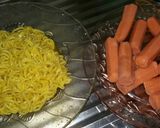 Foto langkah ke 2 dari resep Sosis Mie Gulung Crunchy.