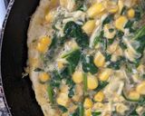 Foto del paso 3 de la receta: Tortilla de espinaca y choclo 🥬🌽