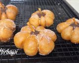 صورة لخطوة 7 من وصفة دونتس قطنية على شكل يقطين (Pumpkin Donuts) بعجينة هشة ولذيذة 🎃🍩