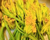 Foto del paso 1 de la receta: Huitlacoche con flor de calabaza (La Bella y la Bestia)