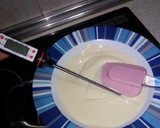 Foto del paso 1 de la receta: Chocolate blanco con sal rosa y pipas garrapiñadas
