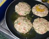 A picture of step 4 of Peshawari chapli kabab.