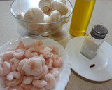 Foto del paso 1 de la receta: Salteado de gambas y champiñones
