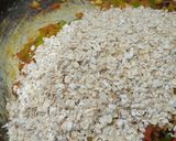 A picture of step 3 of Oats vegetables masala oats.