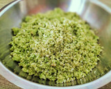 Foto del paso 1 de la receta: Cuscús de brócoli con parmesano, frutos secos y huevo poché trufado