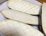 Foto del paso 1 de la receta: Berenjenas rellenas de verduras y atún con salsa de yogur