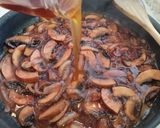 Foto del paso 4 de la receta Medallones de ternera en salsa de vino tinto y champiñones
