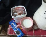 A picture of step 1 of Oreo ice cream milkshake.