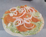 Foto del paso 2 de la receta: Increíble pizzeta con pesto de cilantro y salmón ahumado
