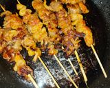 Foto langkah ke 3 dari resep Sate Jamur & saus kacang.