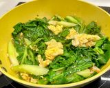Hình bước làm 3 của món Cải Rổ Xào Trứng Vịt