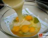 Foto langkah ke 5 dari resep Bolu Karamel atau Bolu Sarang Semut.