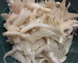 Foto langkah ke 1 dari resep Tumis jamur tiram kering.