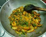 A picture of step 3 of Hariyali Prawns or Prawns with Spring Onions.