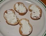 Foto del paso 2 de la receta: Pan con queso de cabra, cebolla caramelizada e higo fresco