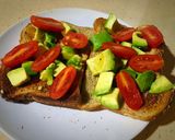 Foto del paso 3 de la receta Tostadas de pan con semillas de sésamo y lino, aguacate, tomates y pavo