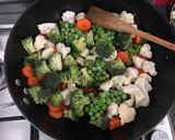 Thai csirke zöldségekkel és szójaszósszal recept fázis 3 fotója