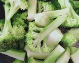 Hình bước làm 1 của món Tôm xào súp lơ và nấm