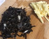 Hình bước làm 1 của món Đùi gà xào gừng và nấm mèo-Instant Pot