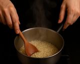 Foto del passaggio 3 della ricetta Risotto Blu con Spirulina e Agrumi
