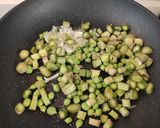 Foto del passaggio 3 della ricetta Miglio alla curcuma con asparagi, piselli e pistacchi