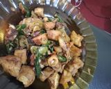 Foto langkah ke 1 dari resep Tumis cumi asin dan tahu masak cabai hijau.