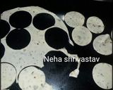A picture of step 6 of Rose flower mathri.