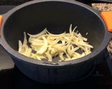 Foto del paso 4 de la receta Alitas y muslos en salsa de soja y miel con patatitas, cebolla y dátiles