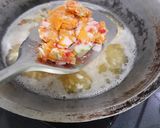 Foto langkah ke 4 dari resep Seblak Kuah (cipuk, siomay kering & mie).