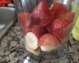 Foto del paso 1 de la receta: Batido de fresas y plátano