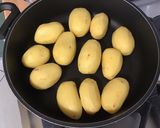 Une image de l'étape 3 de Pommes de terre roseval confites au jus de prunes et bouillon de champignons.