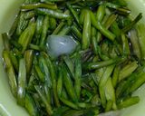 Foto langkah ke 3 dari resep Tumis Genjer Tauco Pedas.