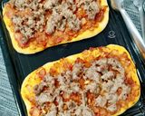 Foto del paso 9 de la receta Coca al romero con tomate, piñones y butifarra de cebolla caramelizada