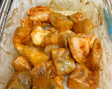Foto del paso 2 de la receta: Lubina en adobo al pimentón y con su piel crujiente (el torrezno del mar 🌊)