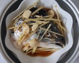 รูปขั้นตอนการทำที่ 1 ของ "หัวปลาแซลมอนนึ่งซีอิ๊ว"🐟 Steamed Salmon Head with Soy Sauce