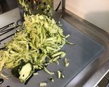 Une image de l'étape 2 de Salade de tomates, courgette et concombre aux sardines, câpres et mozzarella sauce malt.