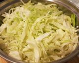 รูปขั้นตอนการทำที่ 1 ของ มาม่าไข่เค็มแบบแห้ง สูตรเพิ่มผักและอกไก่