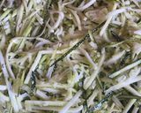 Foto del paso 2 de la receta: Fideos de zapallo italiano a la mantequilla