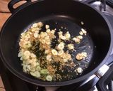 Une image de l'étape 7 de Pommes de terre au bœuf, ail fumé, shiitakes et bouillon de chevreau.