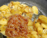 Foto del paso 4 de la receta: Tortilla de cebolla caramelizada y butifarró de ceba (morcilla de cebolla)