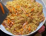 Foto langkah ke 2 dari resep Lumpia Isi Mie, Sosis dan Wortel.