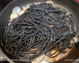 Foto del paso 3 de la receta: Spaghetti negro con almejas, navajas y un punto de alioli