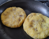 Foto del paso 3 de la receta: Arepa🫓con🧀🍯chori-queso🥯🥓🧅