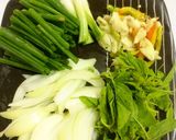 Hình bước làm 2 của món Pad Ka-Prao kung (tôm xào hương nhu)