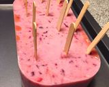 Foto del paso 7 de la receta: Paletas heladas de yogurt, fresas y arándanos