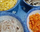 Foto langkah ke 1 dari resep Sup ayam jamur dan jagung manis.